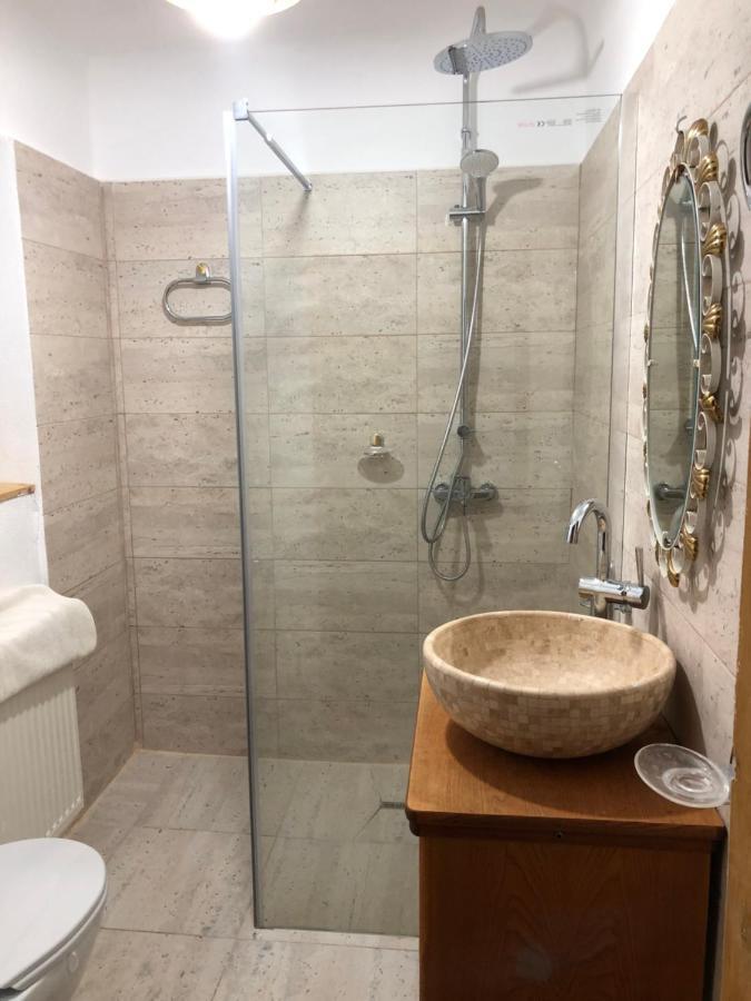 Cezara Apartment Medias Luaran gambar